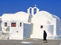 santorin eglise femme en no